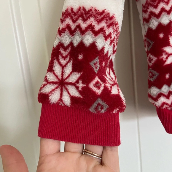 EUC | PatPat boy’s red‎ & white patterned plush top — size 5/6 - Picture 2 of 6